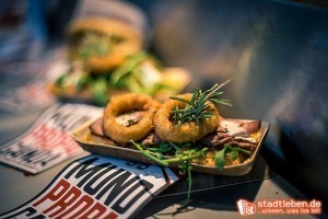 Frittiertes Fast Food auf einem Pappteller