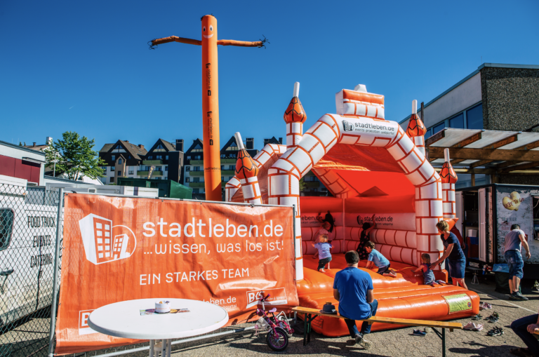 Orange Hüpfburg mit Kindern