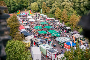 Blick von oben auf Street Food Meile mit vielen Personen und Fressbuden