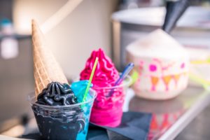 Verschiedene farbenfrohe Softeis-Varianten auf einer Imbissbuden-Auslage